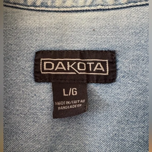 Gorgeously worn denim button down - Picture 3 of 5